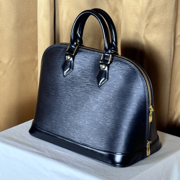 Louis Vuitton Alma Handbag in excellent preowned condition. - Picture 2 of 11